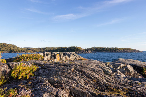 surowe skaliste wybrzeże jeziora Superior w Parku Narodowym Pukawaska w słoneczny dzień w Ontario, Kanada - Zdjęcie, obraz