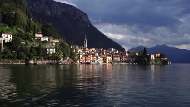 Casas antiguas de colores de la ciudad de Varenna. Lago de Como, Italia - Imágenes, Vídeo