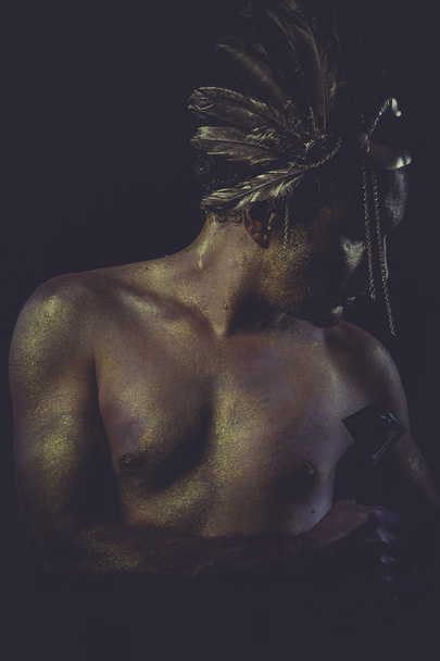 άνθρωπος με χρυσό κράνος - Φωτογραφία, εικόνα