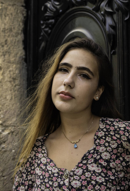Ein vertikales Porträt einer jungen attraktiven kaukasischen Frau in Alt-Havanna, Kuba - Foto, Bild