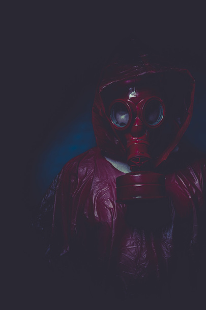 Man with red gas mask - Foto, imagen