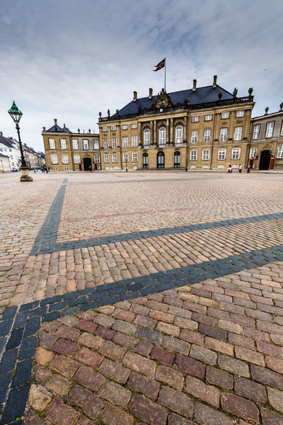 Castello di Amalienborg con statua di Federico V a Copenaghen, Danimarca. Il castello è la casa invernale della famiglia reale danese
  - Foto, immagini
