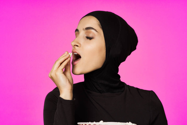 mujer árabe diversión palomitas de maíz entretenimiento moda aislado fondo - Foto, imagen