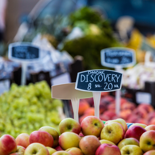 Vihreitä ja punaisia omenoita paikallisilla markkinoilla Kööpenhaminassa, Tanskassa
. - Valokuva, kuva