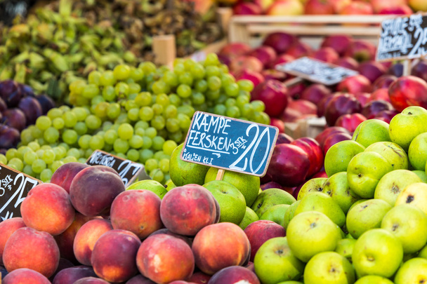 зелений та червоний яблука в місцевому ринку в Копенгагені, Данія. - Фото, зображення