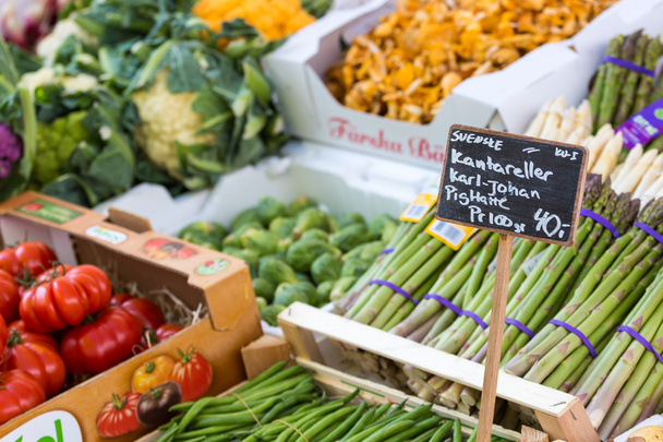 verse en biologische groenten op boerenmarkt  - Foto, afbeelding