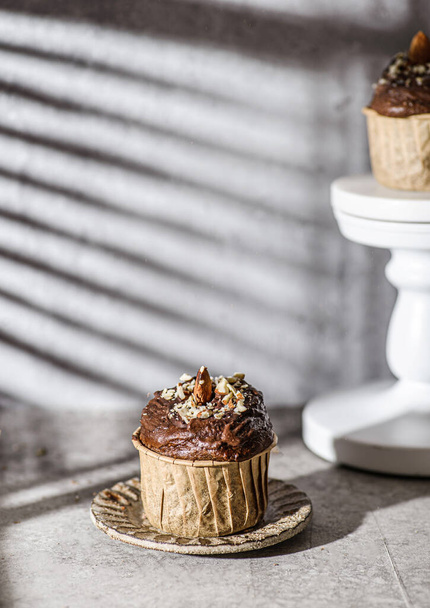 muffin with chocolate and nuts. High quality photo - Foto, Imagen