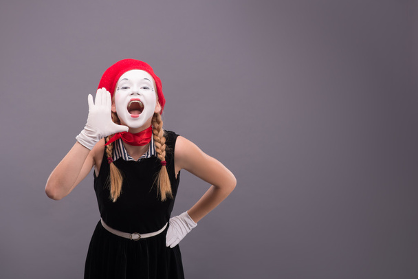 Mime shouting and looking at the camera - Фото, зображення
