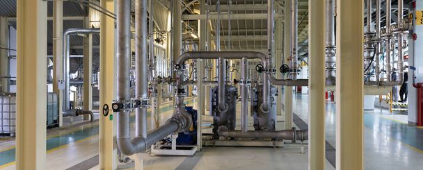 Panoramatická fotografie potrubí a nádrží. Chemie a výroba léků. Lékárna - Fotografie, Obrázek