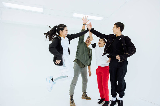 Elementary School Movement Dancer Lessons, Performance Dance Dance Classroom, Fun Group Workout Friendship in White Studio. - Фото, изображение