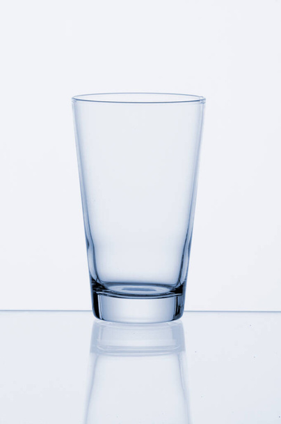 puro, natural, de agua dulce, que se vierte en un trinking glas - Foto, imagen