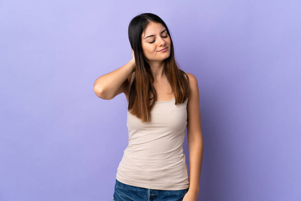 Молода біла жінка ізольована на фіолетовому фоні з шиєю
 - Фото, зображення