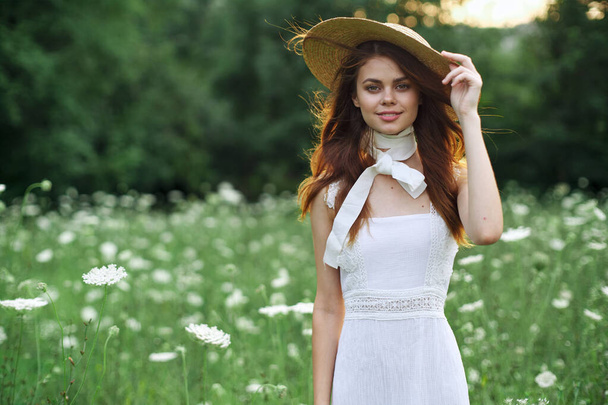 bonita mujer en vestido blanco vintage naturaleza posando moda - Foto, Imagen