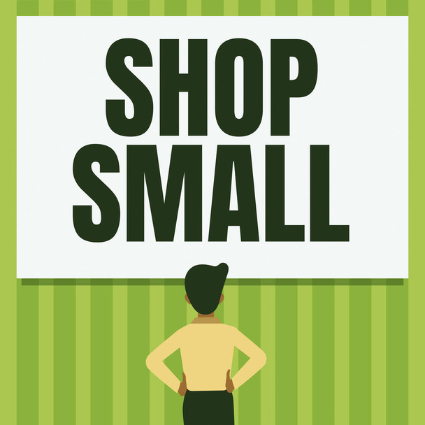 Schriftzug "Shop Small". Internet-Konzept landesweite Bewegung, die jeden Tag kleine Unternehmen feiert Mann zeichnet stehende Hände N Hüften Blick auf ein leeres Whiteboard. - Foto, Bild