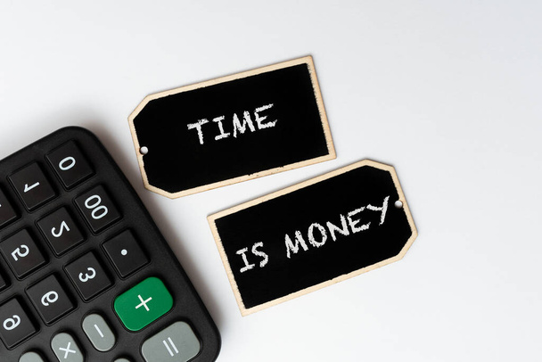 Pisanie wyświetlania tekstu Time Is Money. Biznes podejście zrobić rzeczy tak szybko, jak posibble i nie tracić czasu Obliczanie wydatków Pomysły Matematyka Solutions And Ideas - Zdjęcie, obraz