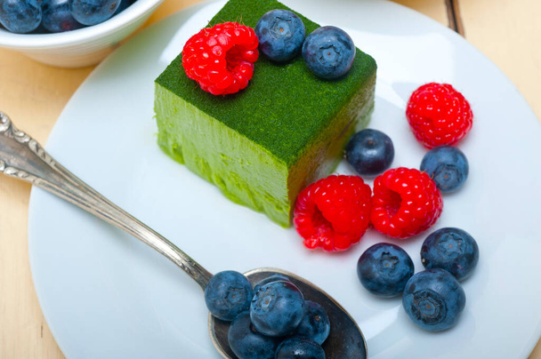 bolo de mousse de chá verde matcha com framboesas e mirtilos em cima
 - Foto, Imagem