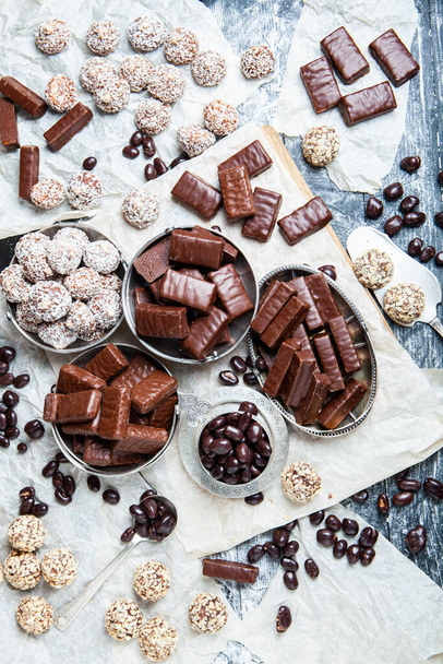 Surtido de deliciosos caramelos de chocolate de fondo. Chocolate caramelo aislado  - Foto, Imagen
