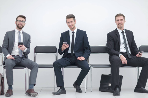 grupo de empresarios sentados en el pasillo de la oficina
 - Foto, Imagen