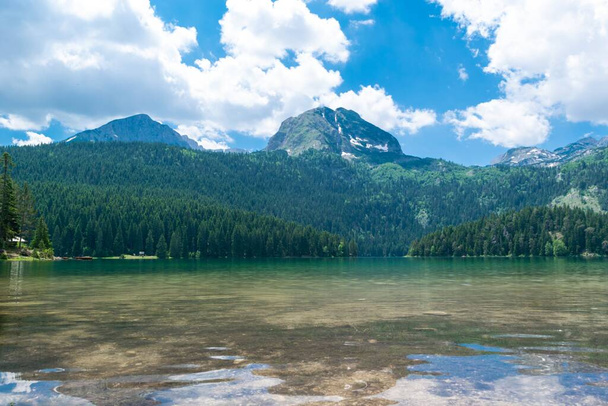 Jéghideg Fekete-tó, Meded Peak-kel. A tó a Durmitor Nemzeti Park prémium turisztikai attrakciója. Séta útvonal körök körül tó, és ez népszerű hely a kikapcsolódásra és túrázásra. Montenegró - Fotó, kép