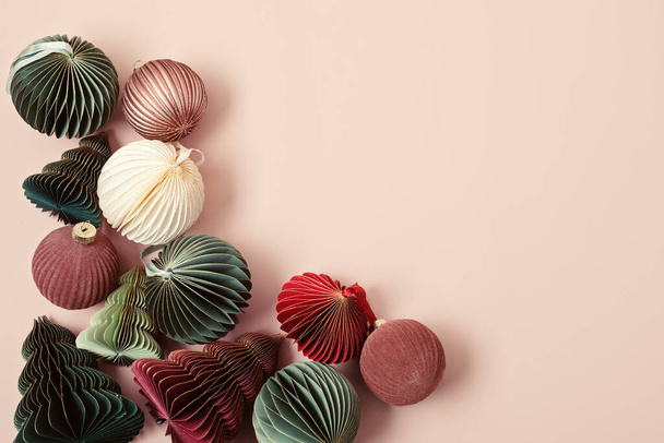 Scandinavische kerstpapier honingraat ornamenten. Moderne kerstversiering, minimalistisch en plastic gratis. Vlakke lay, bovenaanzicht - Foto, afbeelding