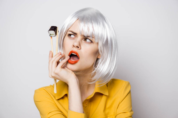 Glamorous Woman in White Wig Sushi Chopsticks - Foto, afbeelding