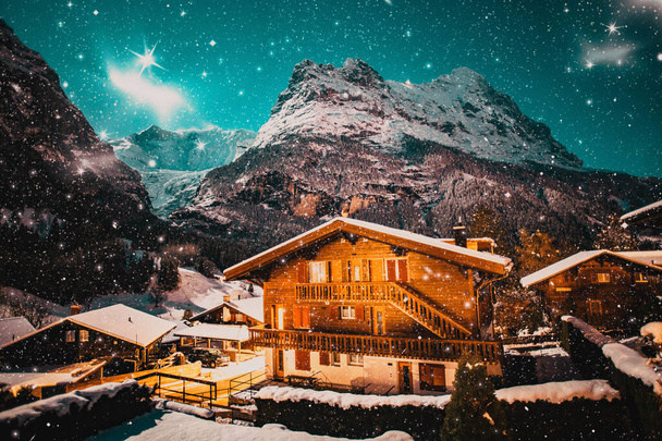Kış gecesi Grindelwald karlı dağı, yıldızlar ve ahşap ev - Fotoğraf, Görsel