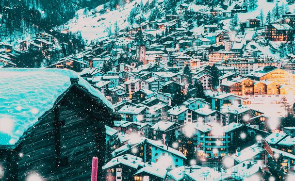 Neve nella tradizionale località sciistica svizzera di Zermatt sotto il Cervino - Foto, immagini