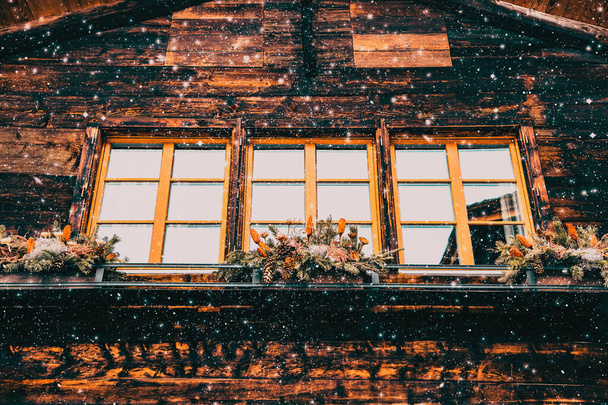 cabaña de madera tradicional suiza y nevadas - Foto, Imagen