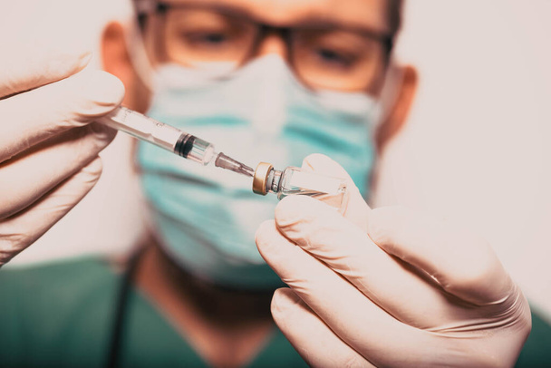 lekarz prowadzący covid - 19 szczepionek przeciw koronawirusowi - Zdjęcie, obraz