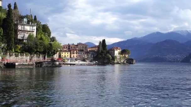 Casas antiguas multicolores en la costa de la ciudad de Varenna. Lago de Como, Italia - Metraje, vídeo