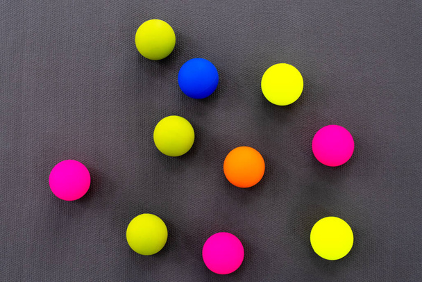 Colorido Myofascial liberar bolas de massagem no tapete cinza. Vista em cima - Foto, Imagem