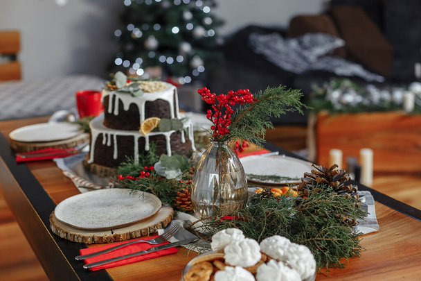 Plato tradicional de Navidad con arándanos rojos en la mesa festiva - Foto, imagen