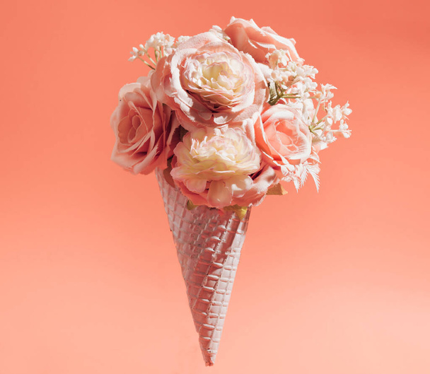 Букет розовых роз в чашке вафельного мороженого. Творческая композиция - Фото, изображение