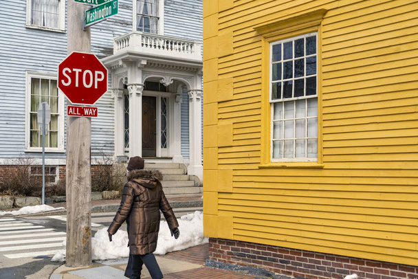 Straßenecke mit einem Spaziergänger im alten historischen Zentrum von Portsmouth NH, Amerika - Foto, Bild