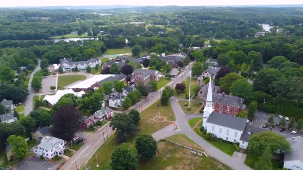 Southborough Town Center luchtfoto uitzicht in de zomer met inbegrip van de stad gemeenschappelijk, Town Hall and Pilgrim Church, stad Southborough, Massachusetts MA, Verenigde Staten.  - Video