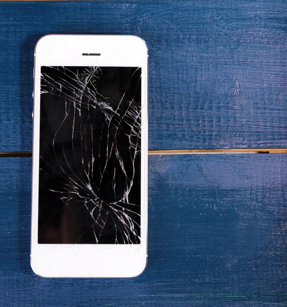 Mobile phone with broken screen - Фото, зображення