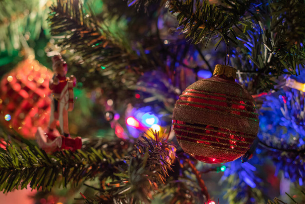 рождественское украшение, цветной шар и огни на елке - Фото, изображение