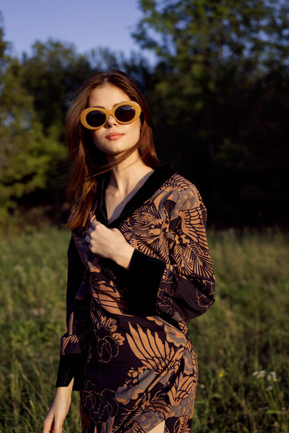 fashionable woman in sunglasses outdoors summer glamor - Фото, зображення