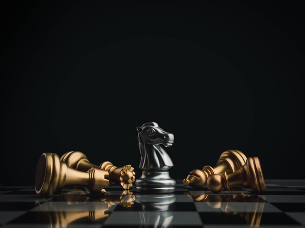 銀の馬、黄金の女王、岩、司教、暗い背景のチェスボード上の駒と騎士のチェスの駒立っている。リーダーシップ、勝者、競争、ビジネス戦略の概念. - 写真・画像