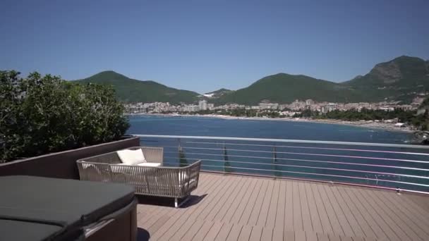 Näkymä puinen hotelli terassi lahdelle ja rannikolle Budva - Materiaali, video