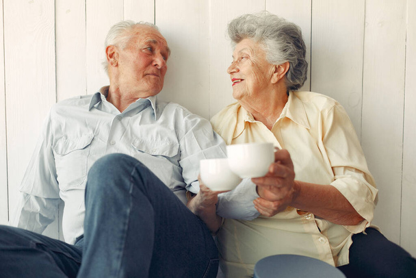 Elegant old couple sitting at home on a foor - Фото, зображення