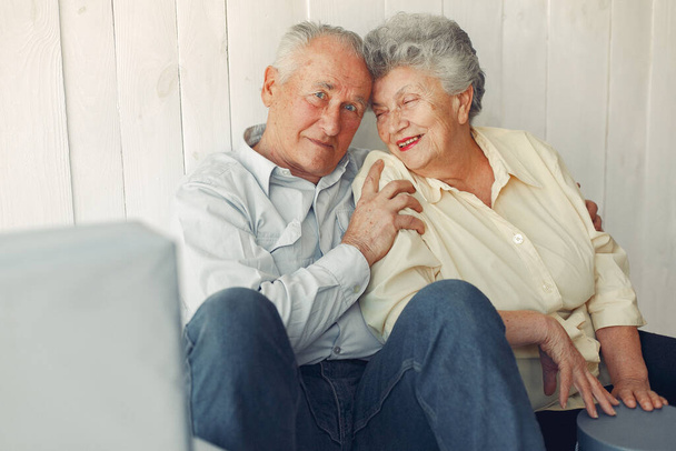 Elegant old couple sitting at home on a foor - Foto, Bild