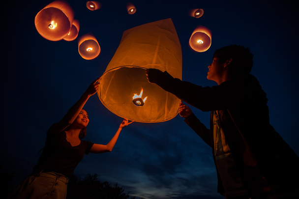 タイの人々 はフローティング ランプ - 写真・画像