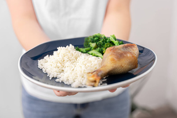 プレート上の米、ブロッコリーと鶏の足のクローズアップ、健康的な食品の概念. - 写真・画像