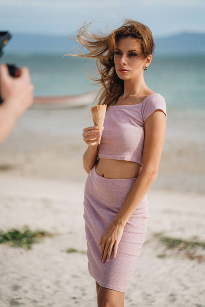 Modèle femme avec crème glacée posant à la plage. Photoshoot - Photo, image