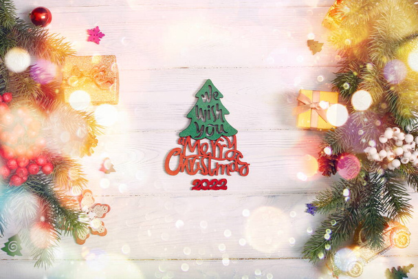 Χριστουγεννιάτικο δέντρο κλαδιά με χιόνι και χαρτί σημείωμα κάρτας. Επίπεδη. Φύση έννοια του νέου έτους. - Φωτογραφία, εικόνα