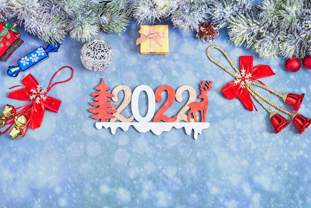 Düz yatıyordu. Yeni yıl. Noel. Beyaz Noel hediyeleri, kırmızı kurdeleler, mavi arka plan görünümlü süsler.. - Fotoğraf, Görsel