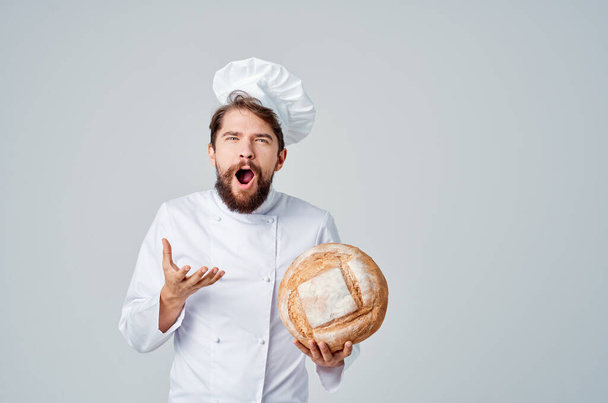 Шеф-повар с хлебом в руке - Фото, изображение