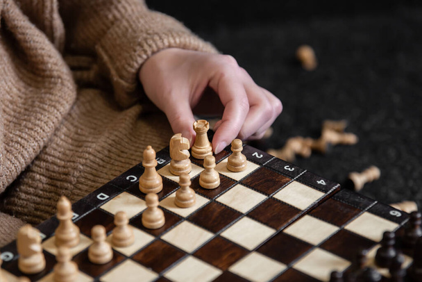Mulher colocando peças de xadrez em um tabuleiro de xadrez. - Foto, Imagem