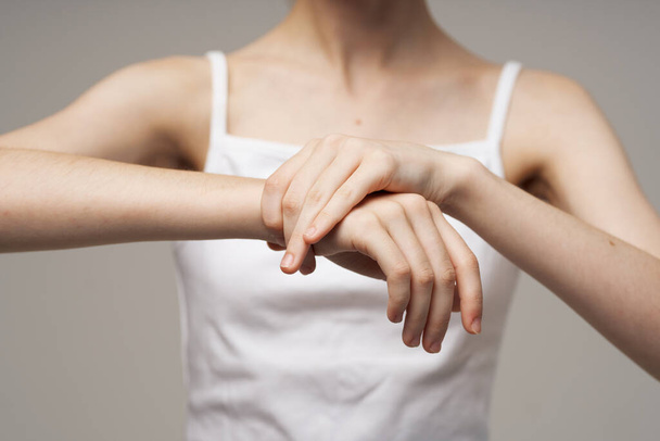 жінка рука біль артрит хронічне захворювання студія лікування
 - Фото, зображення